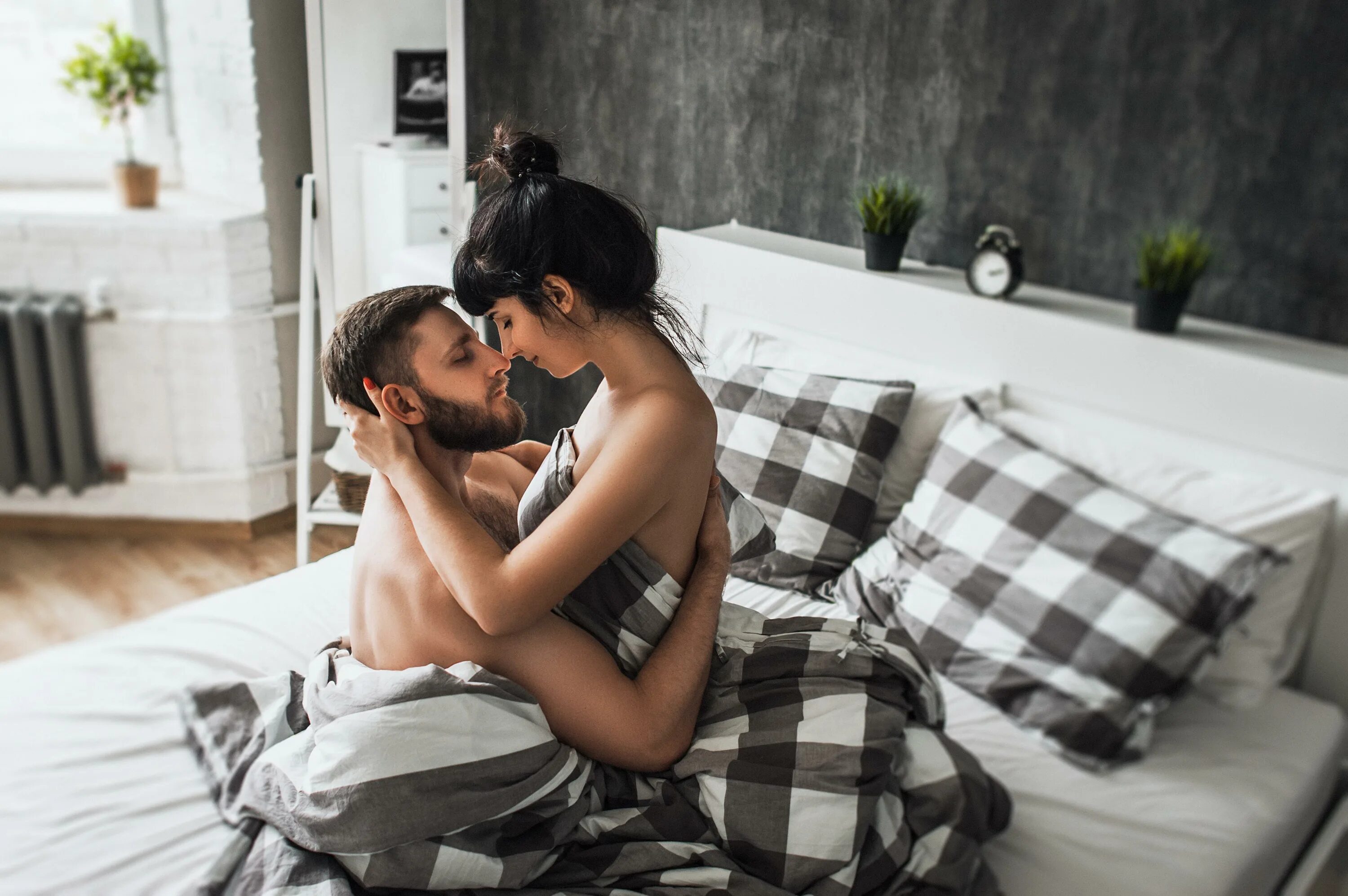 Пара в постели. Мужчина и женщина в постели. Мужчина и женщина в кровате. Влюбленные пары в постели. Пары в красивом белье