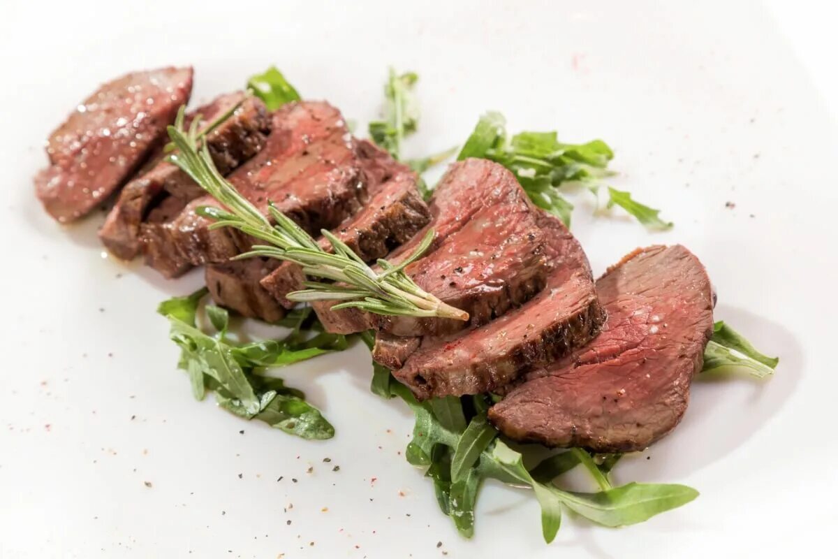 филе говядины в бальзамической карамели. вырезка запеченная с розмарином. вырезка с розмарином. жареная свиная вырезка на сковороде. свиная вырезка с чесноком и розмарином.