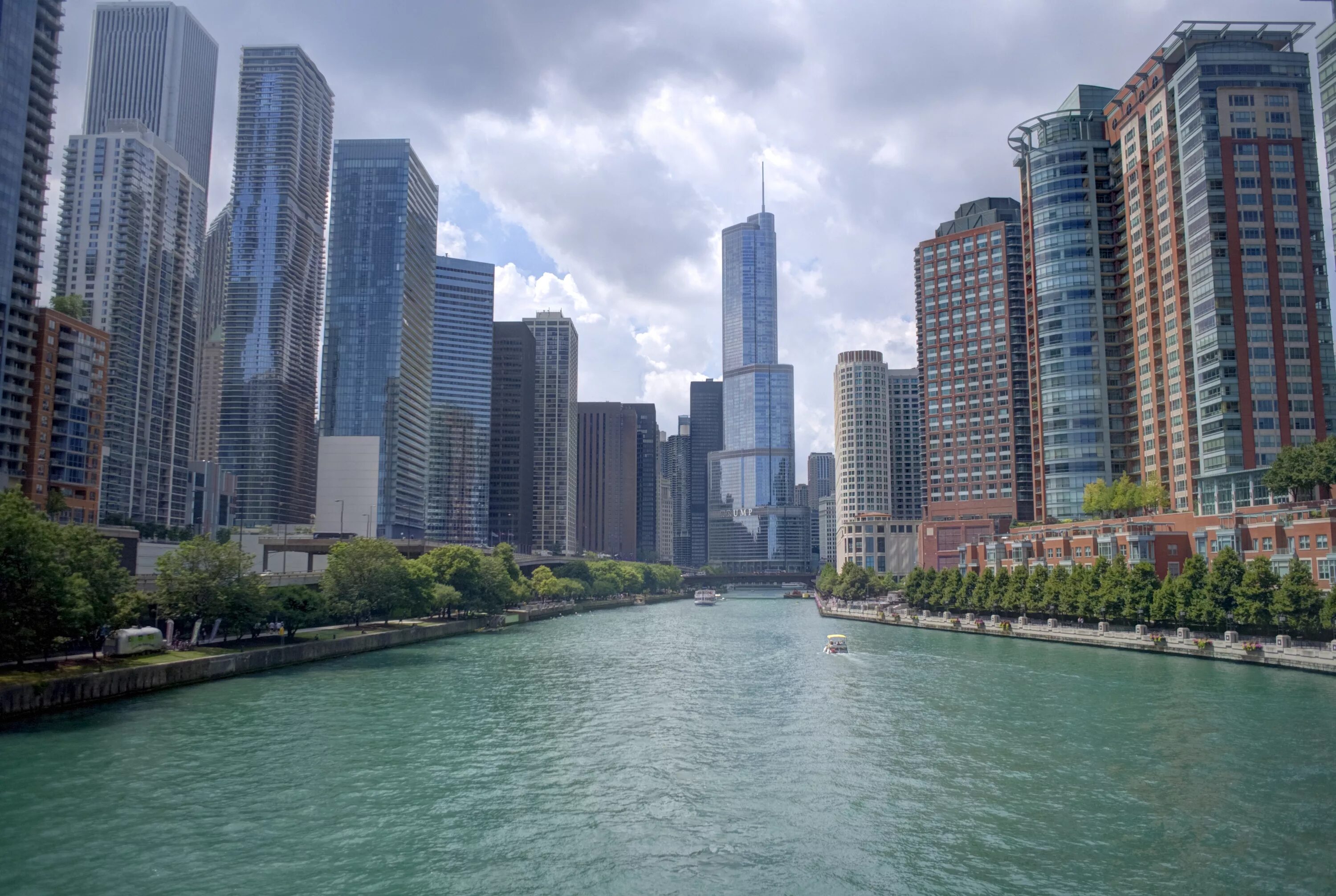 Чикаго река город. Город на воде. Небоскреб на воде. Город река небоскребы.