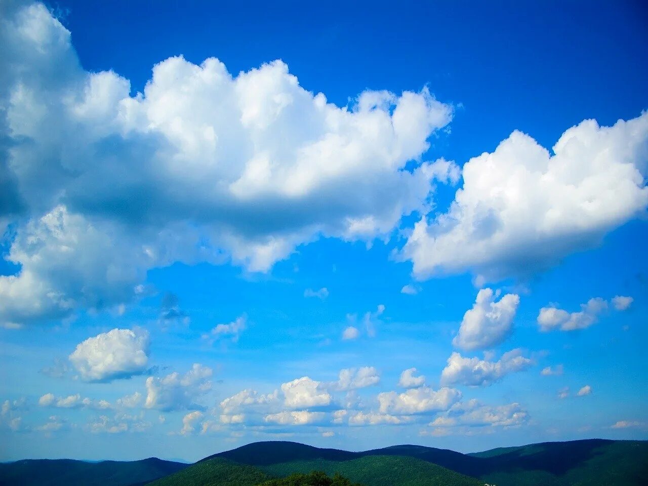 Синее небо над облаками. Небо. небо с облаками. голубые облака. синее небо.