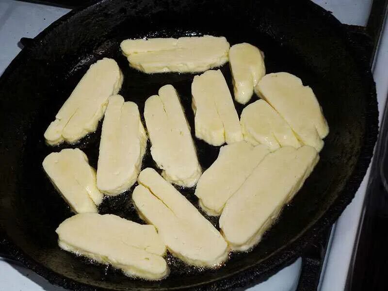 Жареный сыр на сковороде. Сыр на сковороде. Жареный сыр. Сулугуни на сковороде. Жареный сулугуни.