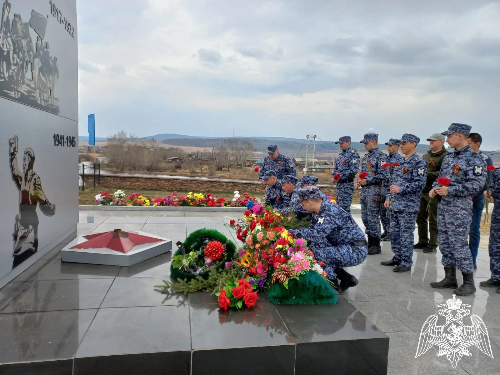 День памяти в иркутской области. Росгвардия Качуг. Ветеран у обелиска. День памяти воинов-интернационалистов Иркутск.