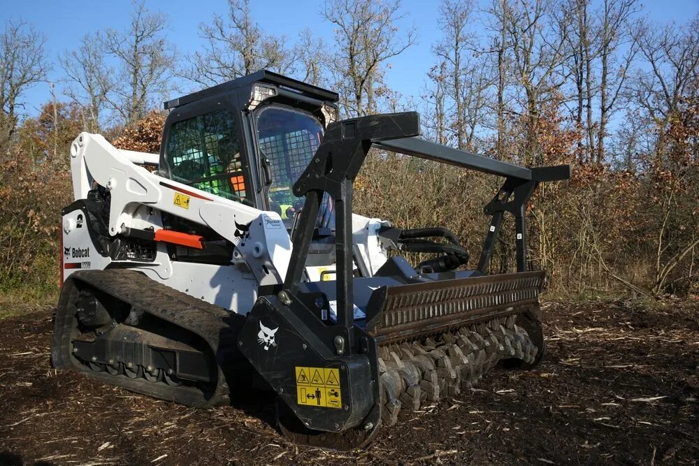 Бобкэт видео. Погрузчик bobcat t770. бобкэт 770. bobcat 770 гусеничный. мульчер на бобкэт.