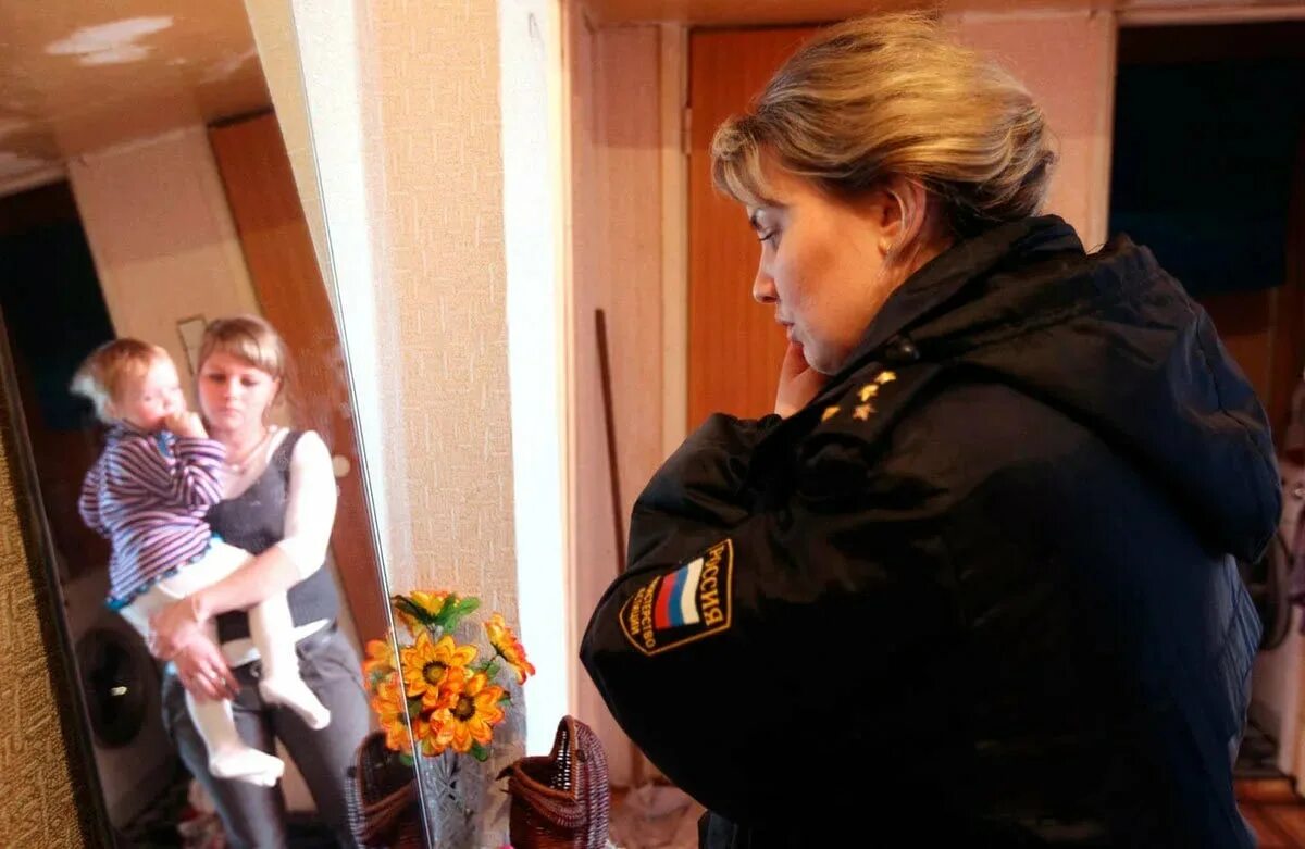 Сотрудница пдн. Детская комната милиции. Полиция несовершеннолетних детей. Пдн забрали ребенка. Пдн забрали ребенка.