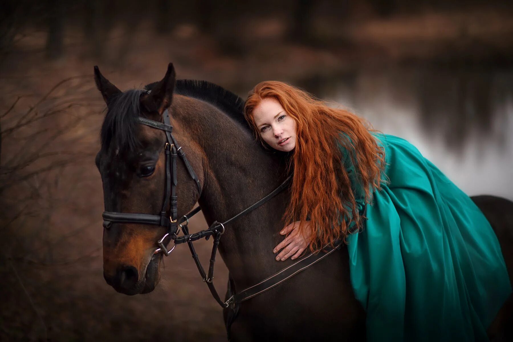 Redhead riding. Рыжая всадница. Девушки в красивых платьях на лошадях. Всадница на коне.