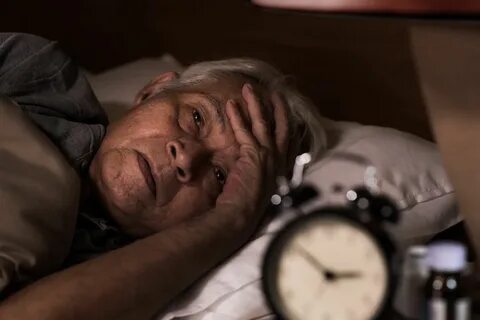 При бессоннице лицам пожилого возраста рекомендуют
