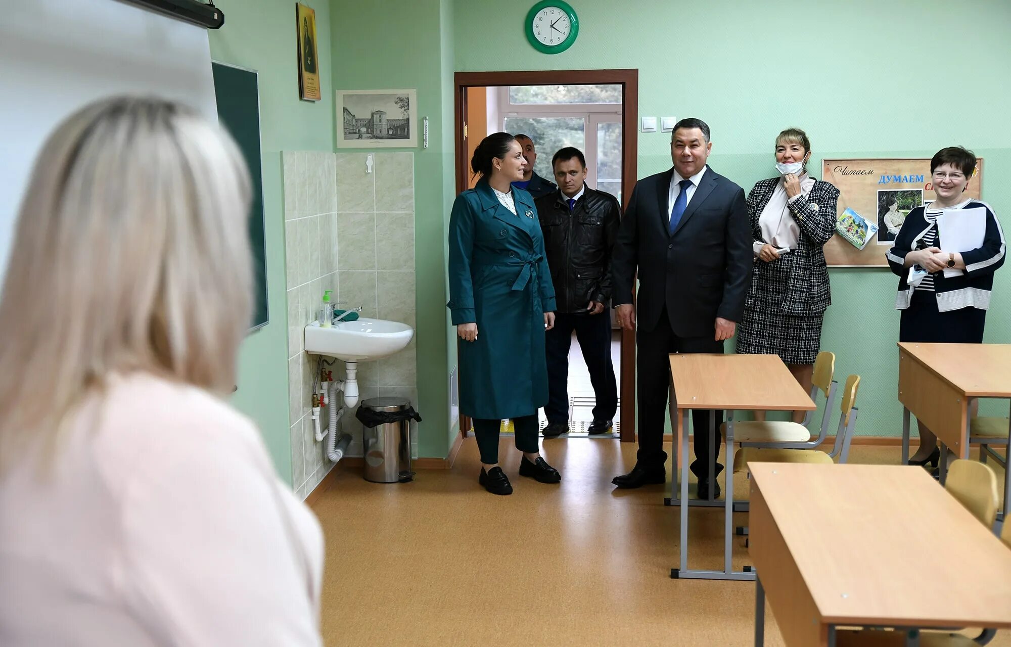 Школа 2000 завуч школы. Школа 4 завуч. Школа 4 завуч. Директор и заучи школы 111. Школа 4 завуч.