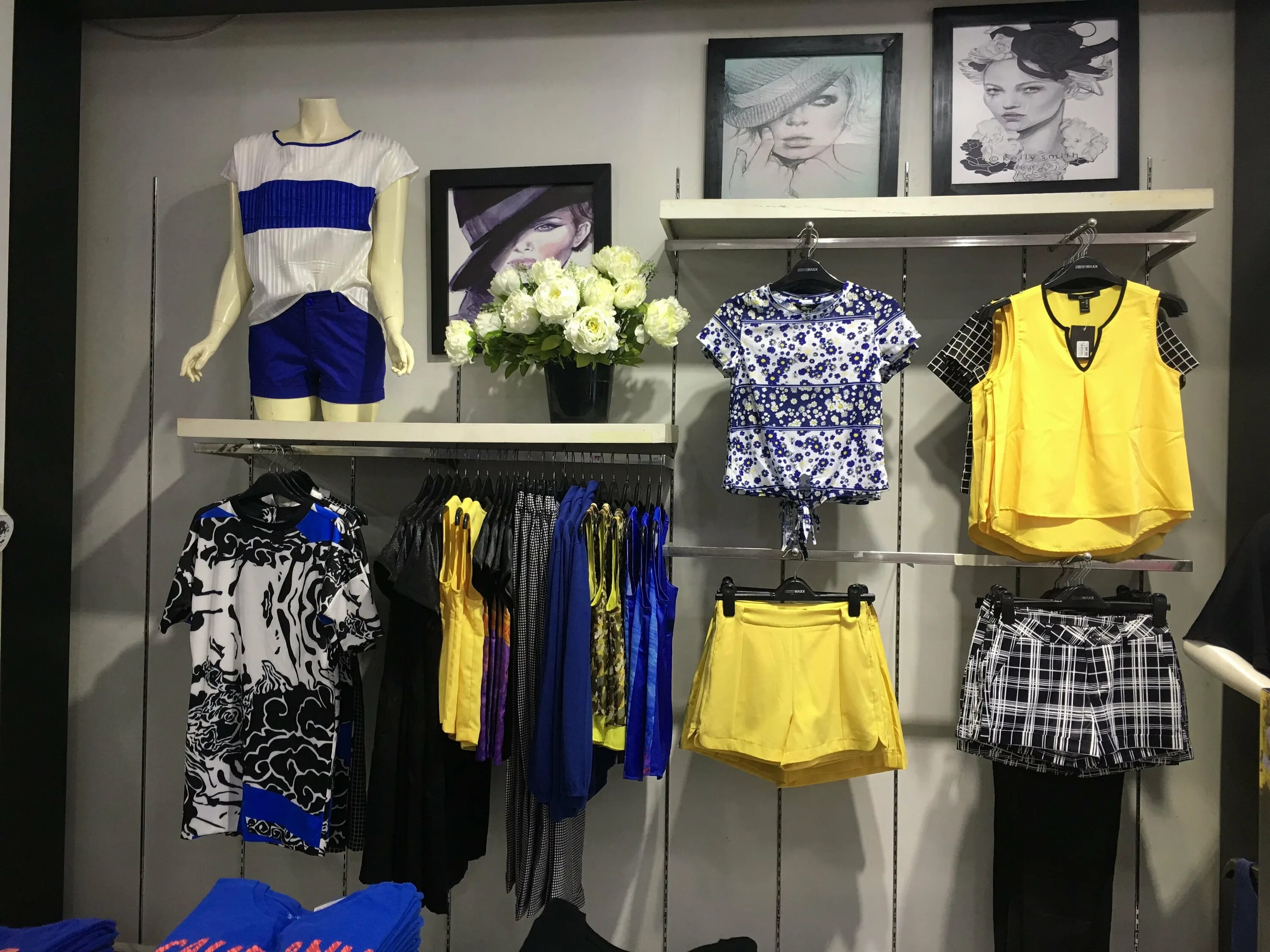 Развеска товара в магазинах женской одежды и обуви. Развеска одежды в магазине. Как правильно вывесить. Развеска одежды в магазине. Как правильно вывесить.