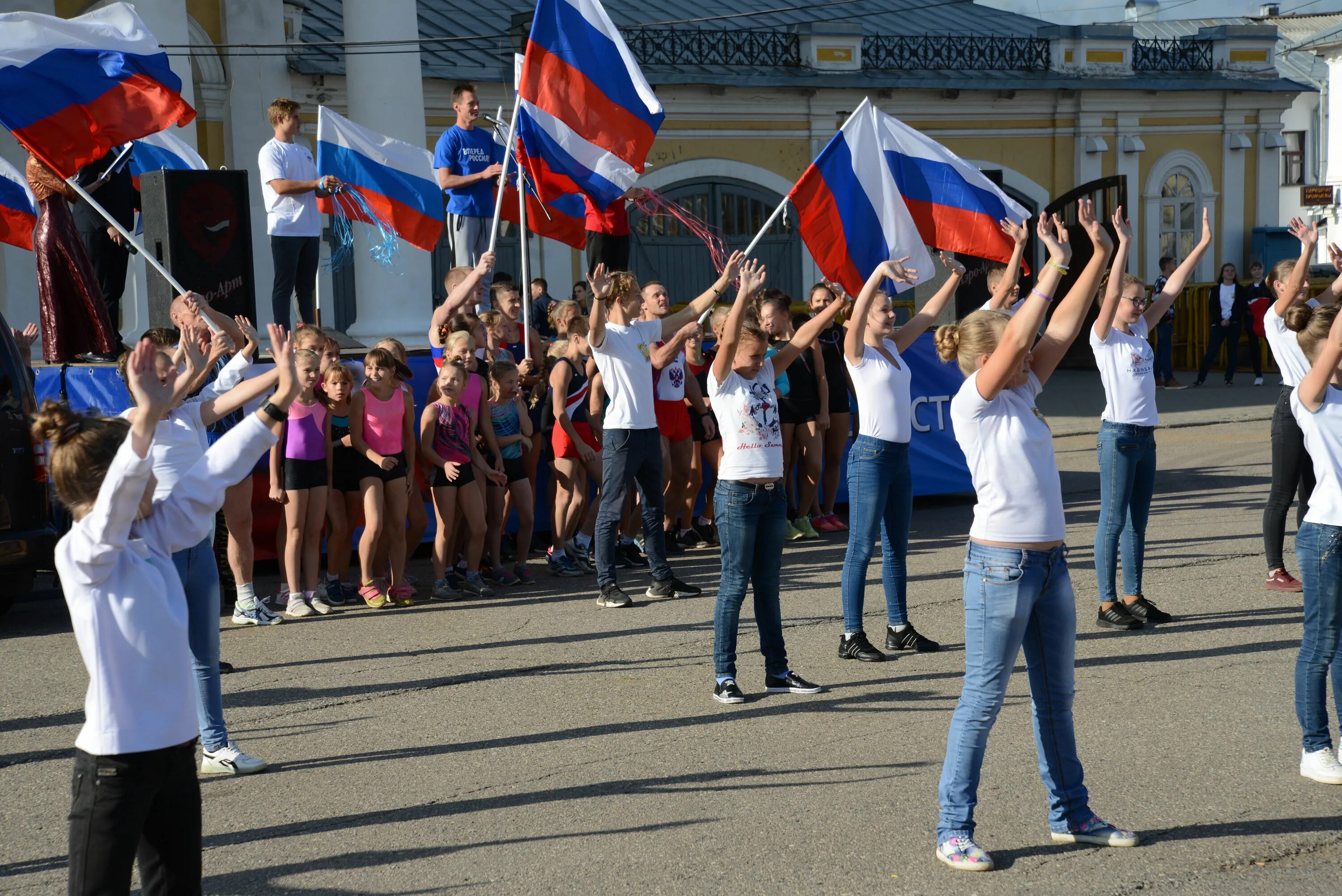 День флага. День флага в Костроме. День российского флага фото. Люди с флагами России.