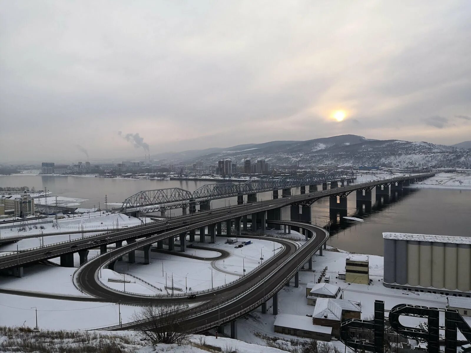 Красноярский мост через Енисей. Николаевский мост Красноярск. Мост на реке Енисей Красноярск. Николаевский, Железнодорожный мост Красноярск. Купить видео в красноярске