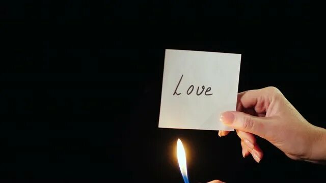 Как поджечь бумажку с желанием. Загадать желание на листе бумаги и сжечь. бумажку с надписью &quot;любовь&quot; зжигают. сжигаем бумажку с желанием. поджигают бумажку с надпись 2025.