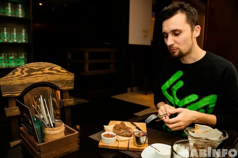 Банкетный зал автограф астрахань. Ресторан автограф хабаровск. Автограф кафе хабаровск меню. Ресторан автограф хабаровск. Кафе автограф гусь хрустальный фото.