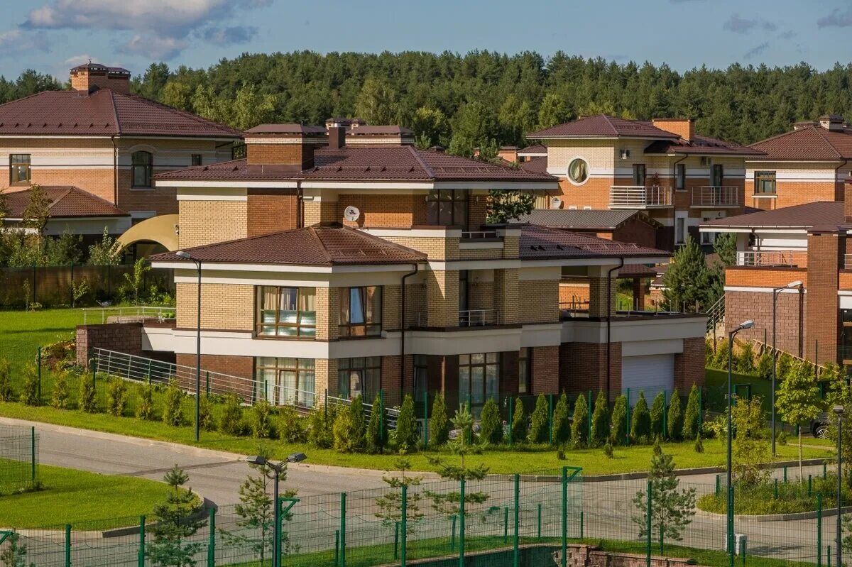 Петровское парк коттеджный поселок петровское парк. Коттедж бизнес класса. Коттеджный поселок "ладога village". Коттеджные участки спб. Загородный дом бизнес класса.