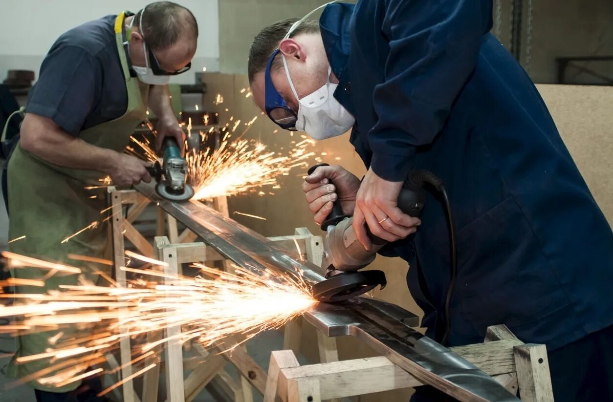 Слесарь по металлу. Слесарь по металлу. Обработка металла. Металлообработка сварка. Слесарные работы.