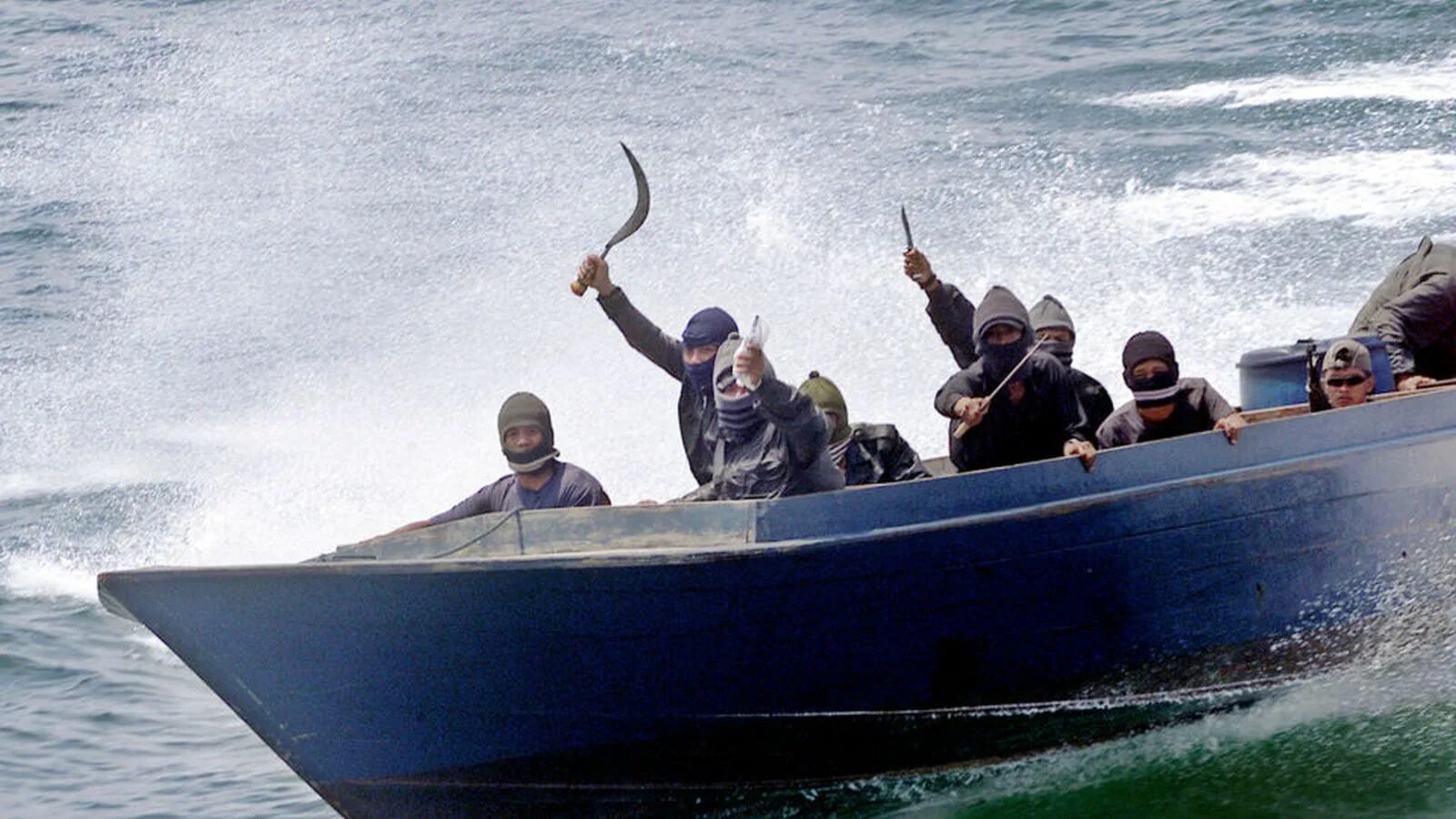 Нападение на корабль. Пираты 21 века Сомали. Малаккский пролив пираты. Корабль сомалийских пиратов.