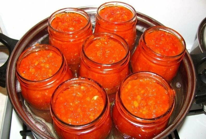 Стерилизация банок с заготовками. Стерилизация банок с заготовками. Стерилизация банок с огурцами в банке. Стерилизация банок с салатом. Кастрюля для стерилизации банок с заготовками.