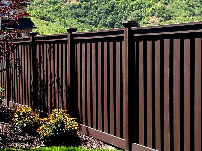 Можно ли сплошной забор между соседями. Деревянный забор. Красивый забор. Красивый деревянный забор. Красивые сплошные заборы.