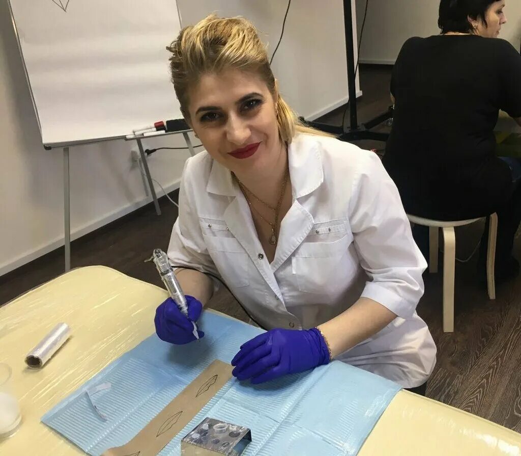 школа перманентного макияжа в москве. фотосессия для преподавателя перманентного макияжа идеи. перманентный макияж мастер за работой. школа перманентного макияжа в москве. школа перманентного макияжа.