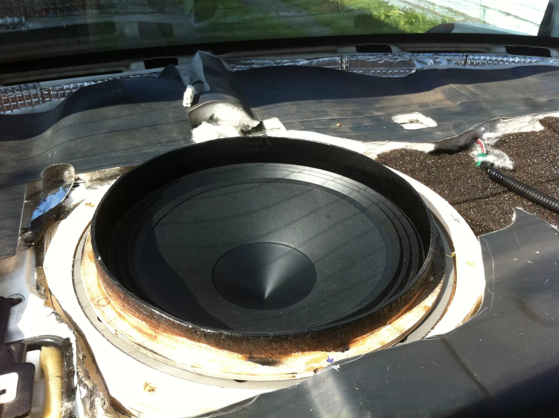 Саб в заднюю. Сабвуфер ivolga 6. Сабвуфер в полку ваз 2110. Саб в заднюю. Сабвуфер стелс в опель инсигния.