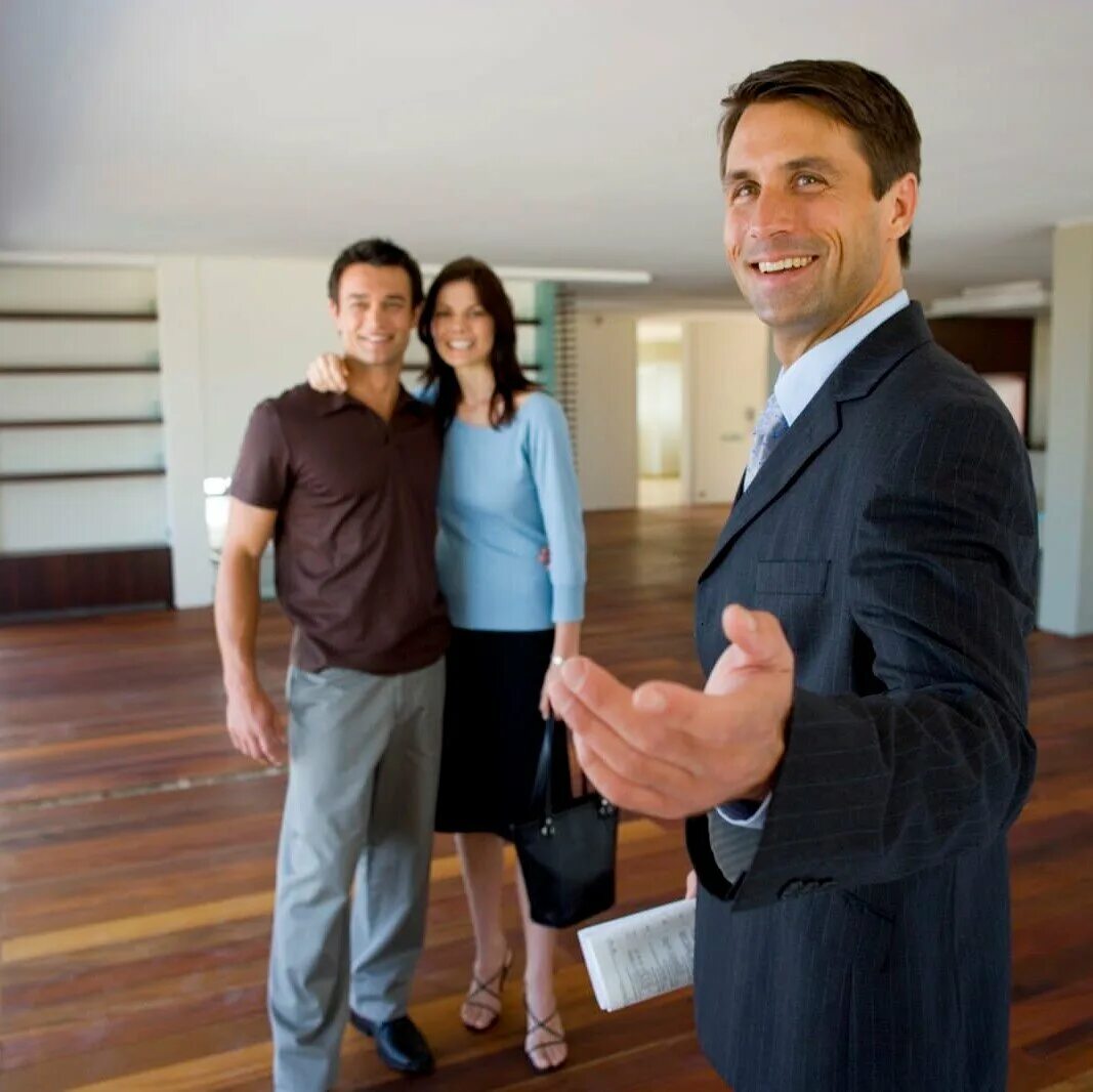 Успешный агент по недвижимости. Менеджер по недвижимости. Агент по недвижимости. Риэлтор и клиент. Менеджер по недвижимости.