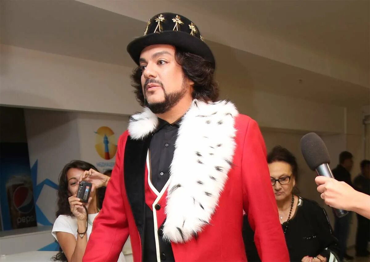 Ирина ароян журналистка розовая кофточка. Филипп киркоров 2022 год. Киркоров оправдывается после вечеринки. Киркоров танцевал на кресте 2022. Бузова беременна от киркорова.