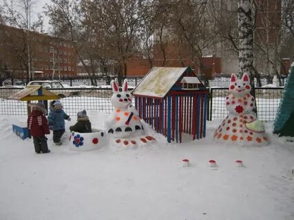 Ели на территории детского сада