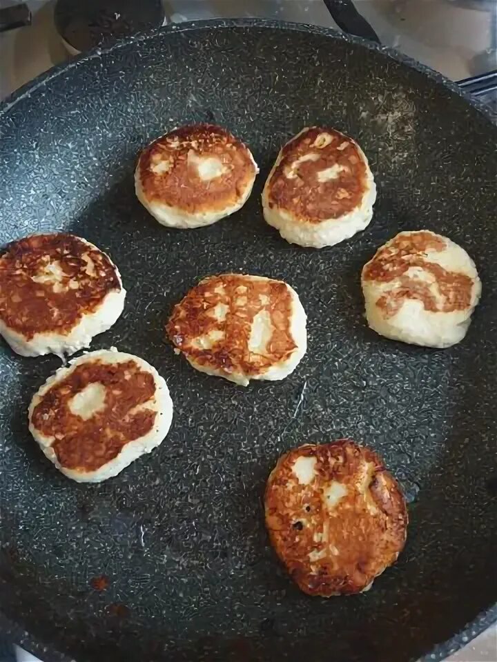 Сырники жарятся. Сырники жарятся