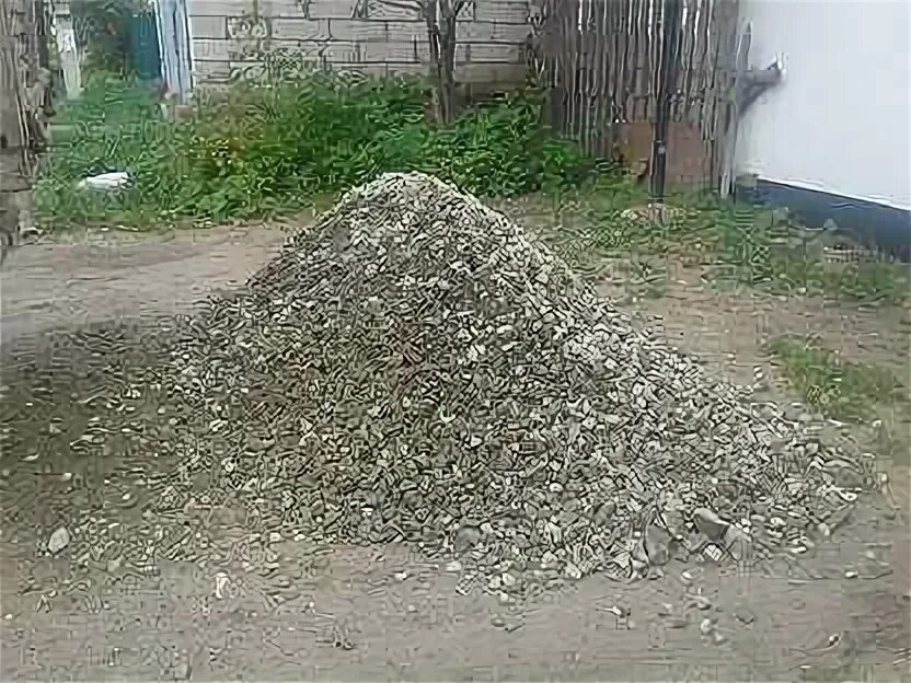 Куб щебня сколько это визуально. 2 куба щебенки 5.20. 5 тонн пгс. 1,5 куба гравия. тонна щебня.