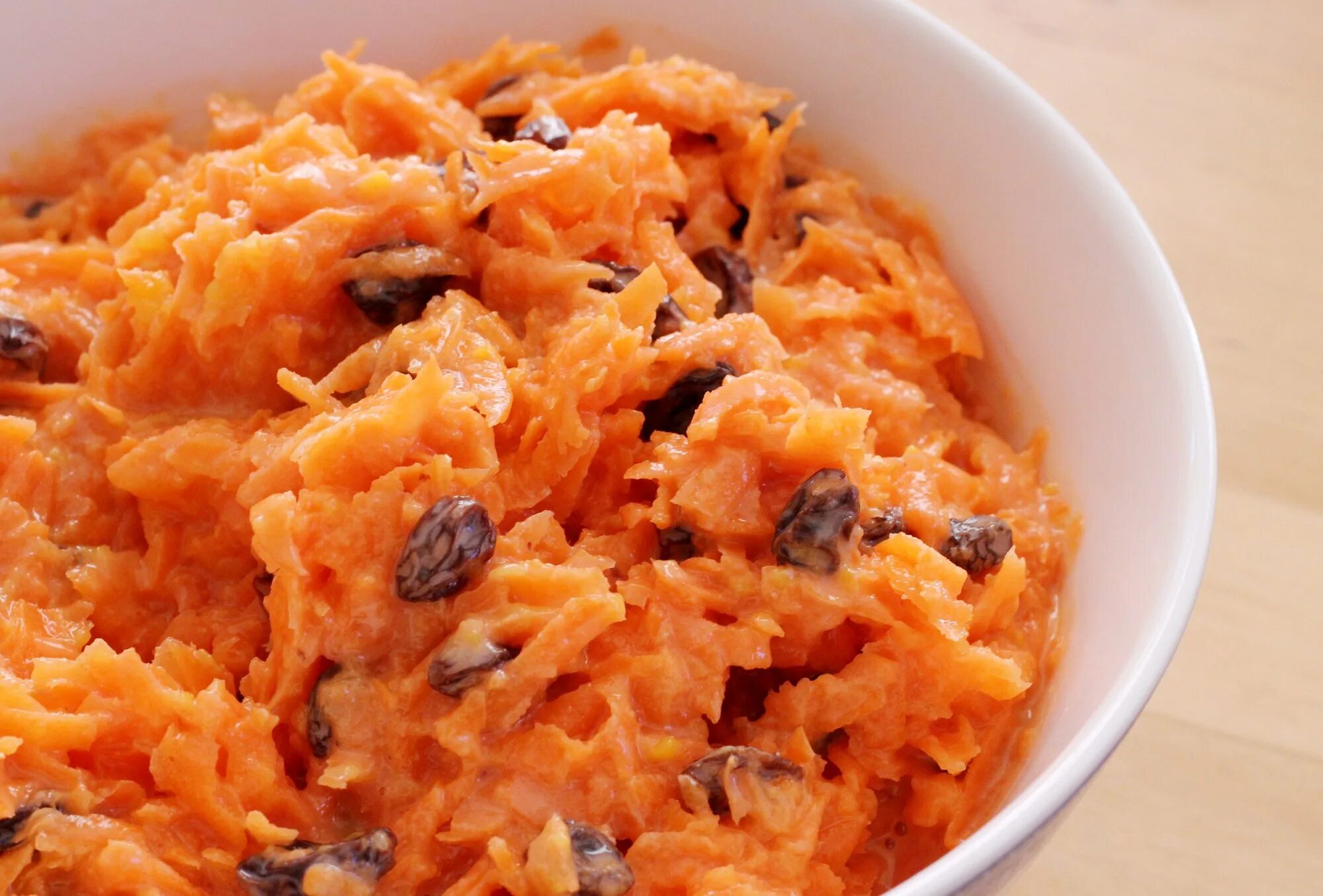Салат из моркови и яблока. Салат морковь с изюмом. Салат морковь с яблоком. Салат морковный с курагой. Морковь с изюмом.