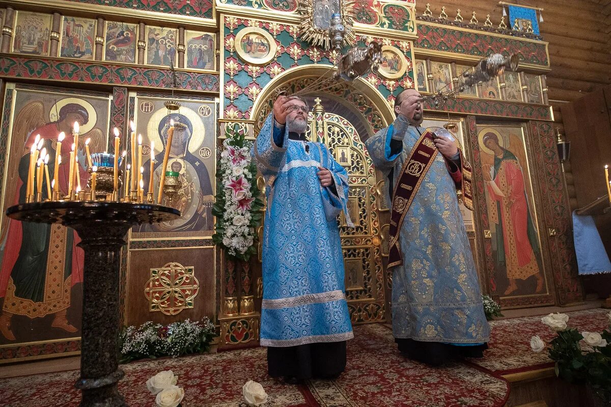 Престольный праздник всех скорбящих радость. Иконы в храме иконы божией матери всех скорбящих радость. Престольный праздник всех скорбящих радость. Праздник всех скорбящих радость 2021. Храм всех скорбящих радость шебекино.