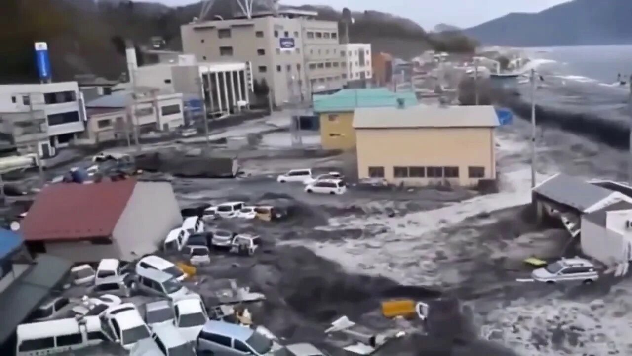 Цунами 2011 года в японии. Землетрясение у восточного побережья острова хонсю в японии. Японии 2011 видео. Японии 2011 видео. Цунами в японии 2011 невероятные кадры волна.