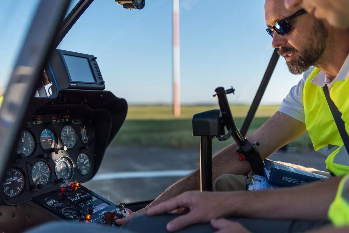 Pilot job. Права пилота дрона. дезориентация пилота. макс 2014 пилот. pilot helicopter unsr.