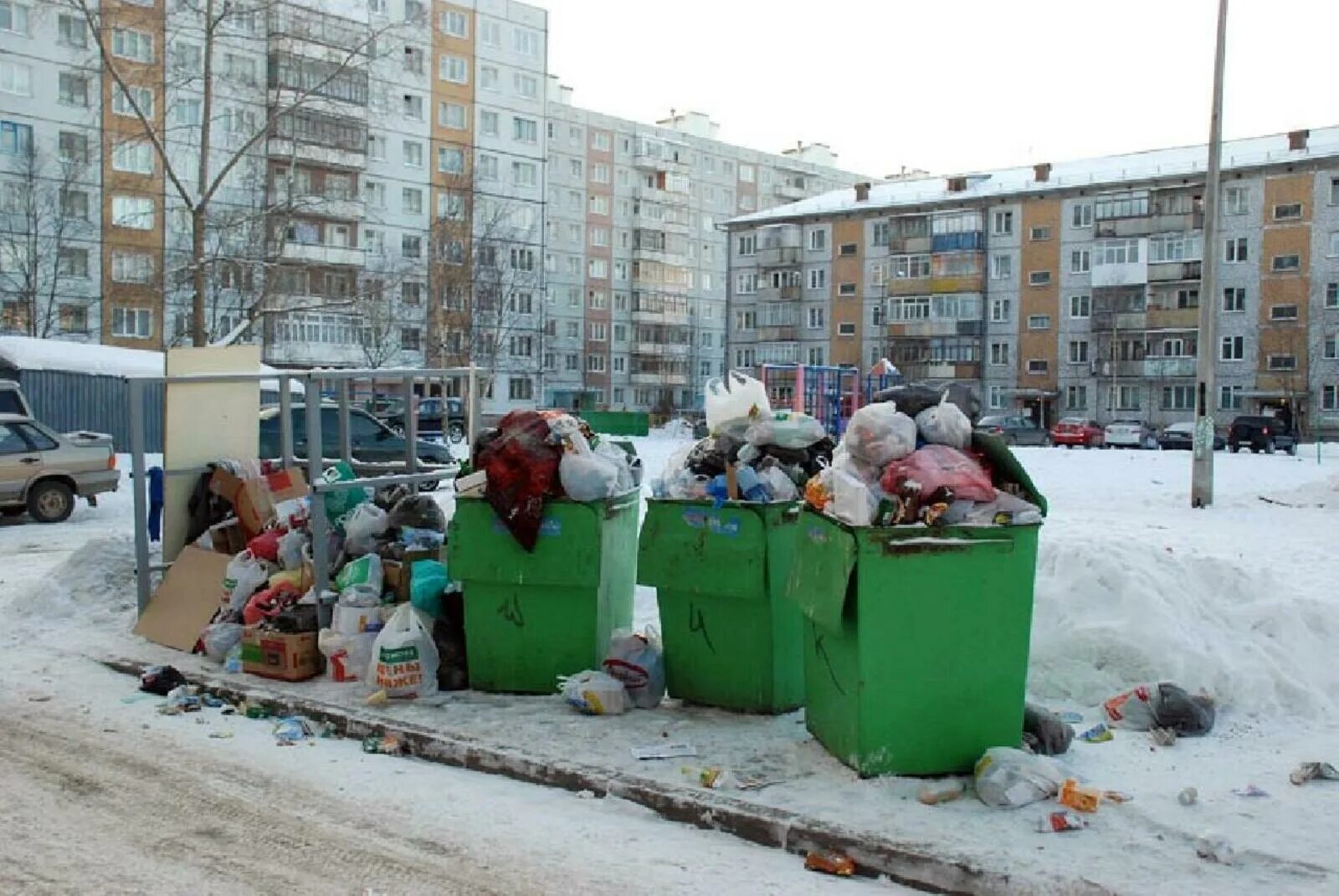 Организаций бытового и коммунального обслуживания. Мусорные баки. Мусорные контейнеры переполнены. Мусорные баки зимой.