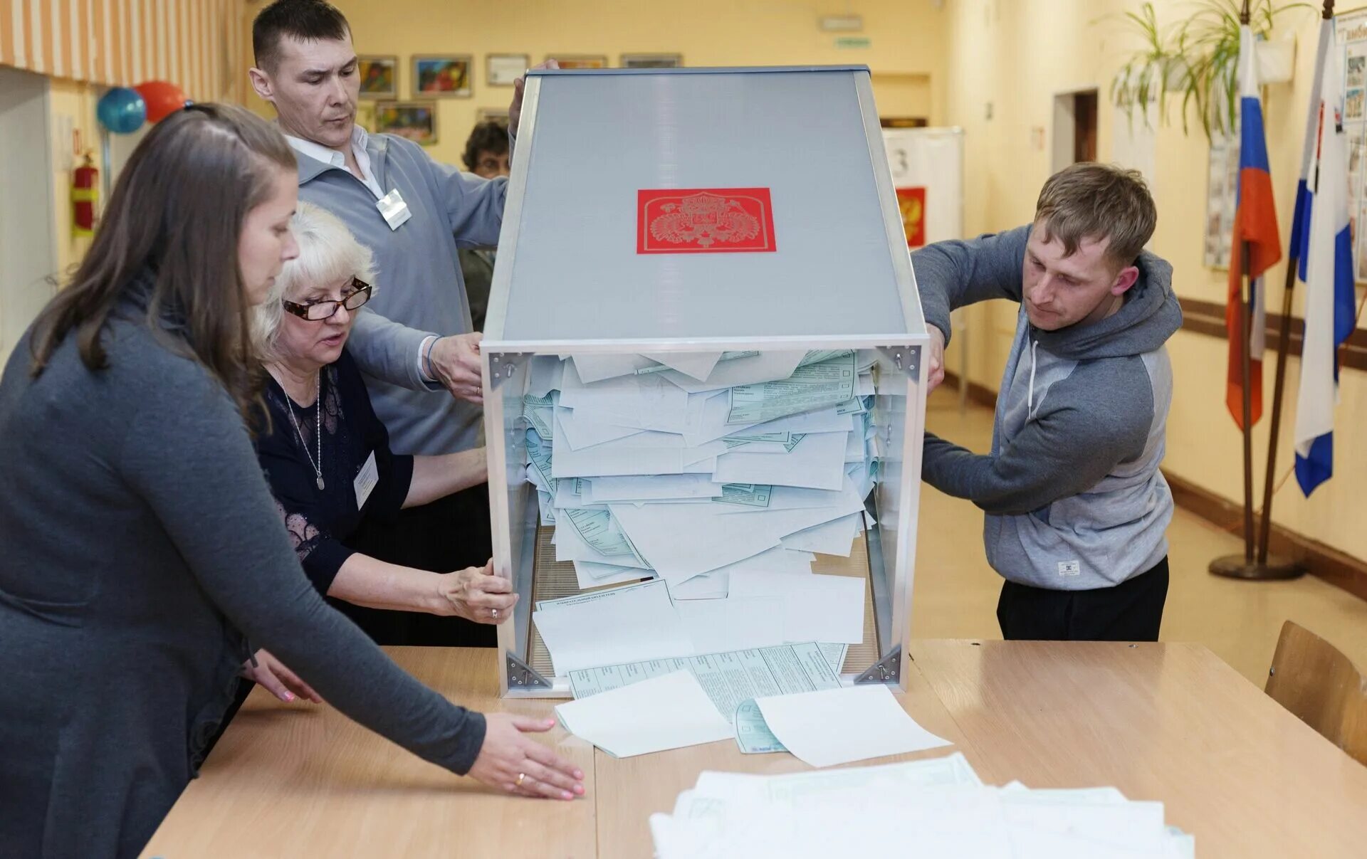 Voting in russia. Выборы в России. Голосование на выборах президента. Выборы РФ. Люди голосуют на выборах.