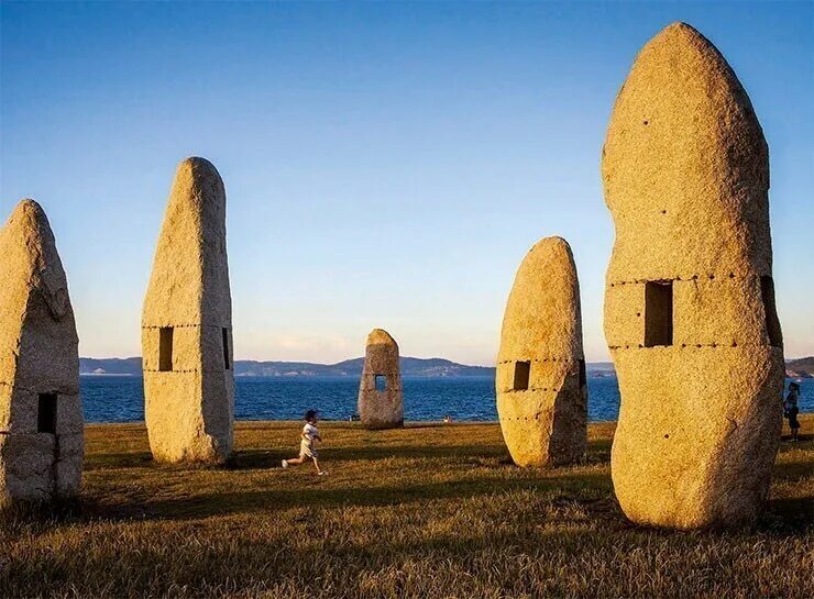 менгир что это такое. менгиры в бретани. мегалиты менгиры. ахуновские менгиры. менгир это в архитектуре.