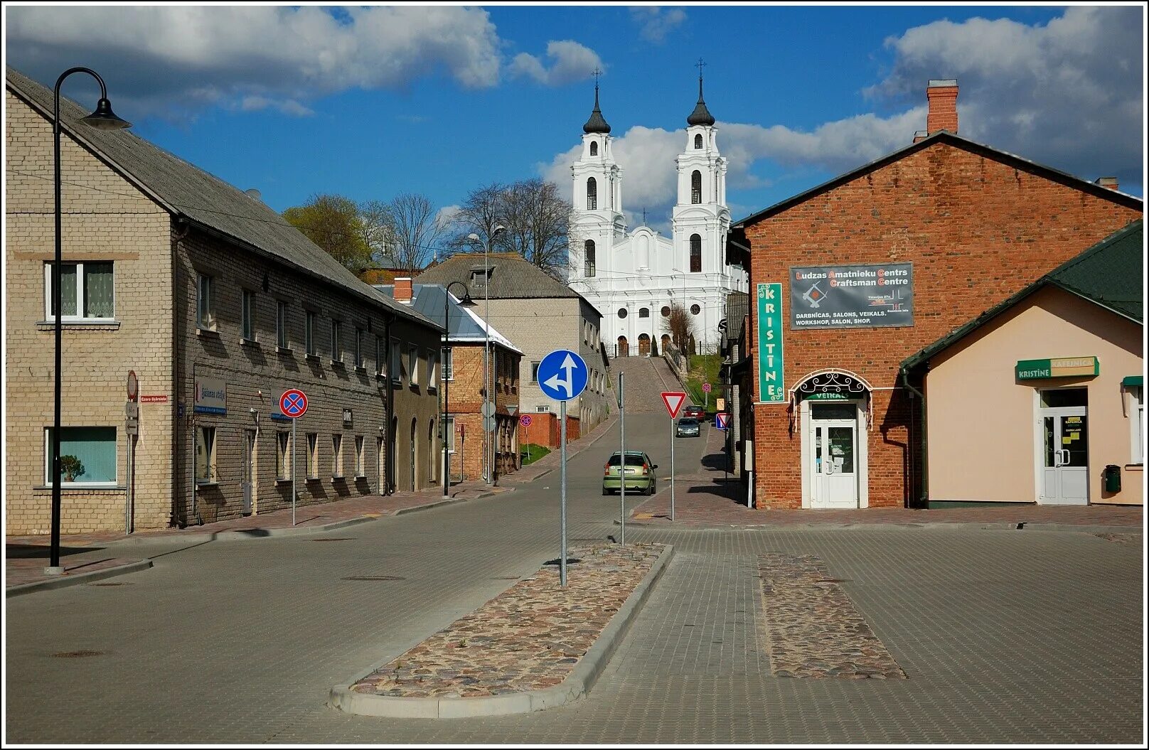 В каком латвийском городе проходила новая. Старая часть города кулдига и долина реки вента. Литва рига. Салдус. Административное деление риги.