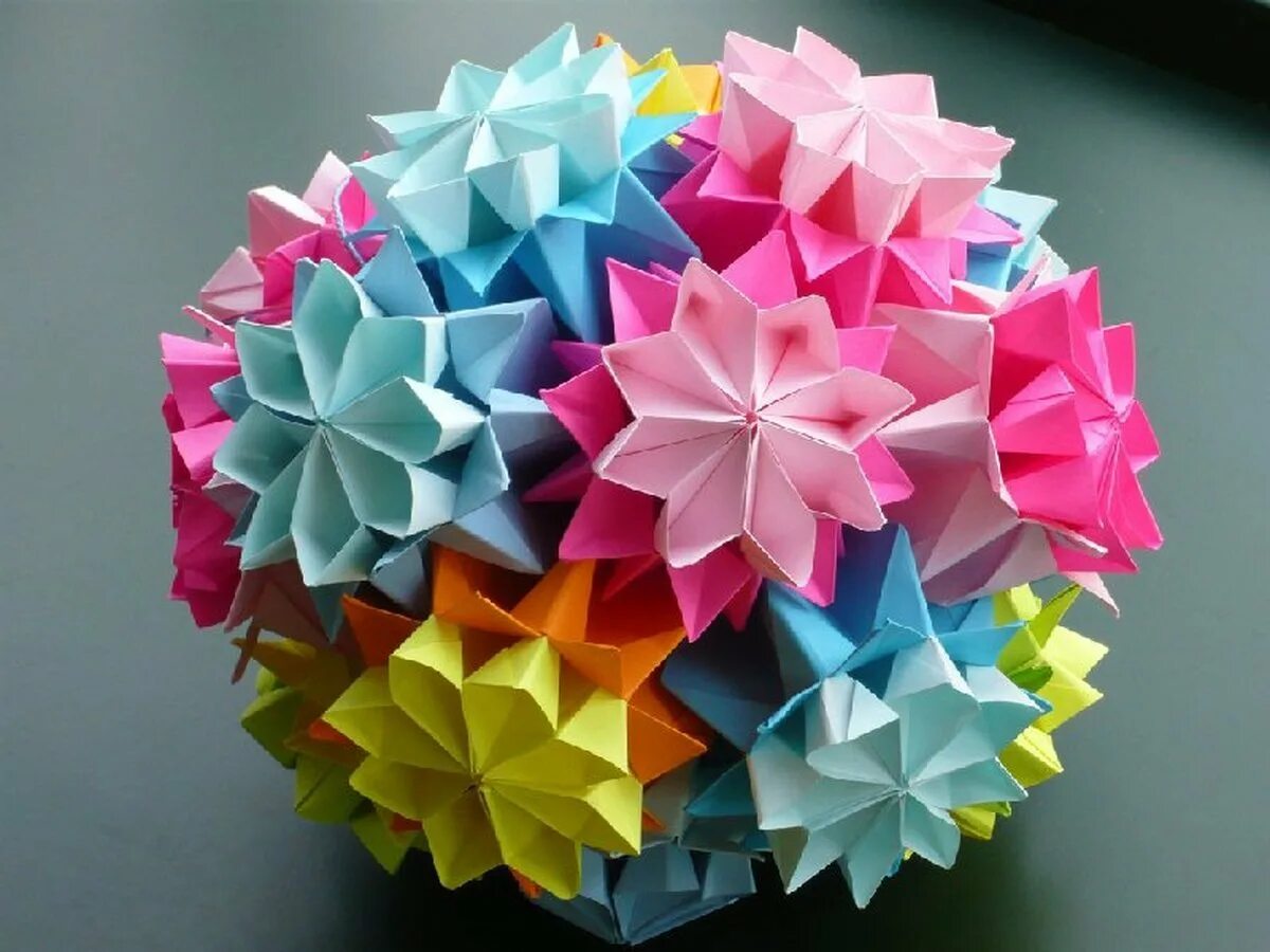 Поделки из бумаги фото. Цветок Kusudama. Цветочный шар Kusudama. Елочные игрушки кусудамы из бумаги. Модульное оригами Kusudama.