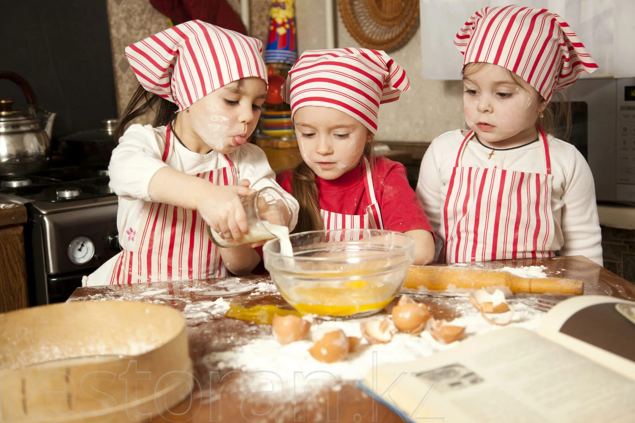 Kids cooking. Детские Кулинарные мастер классы. Кулинарный мастер класс для детей. Кулинарный мастрекласс для детей. Мастер класс для детей готовка.