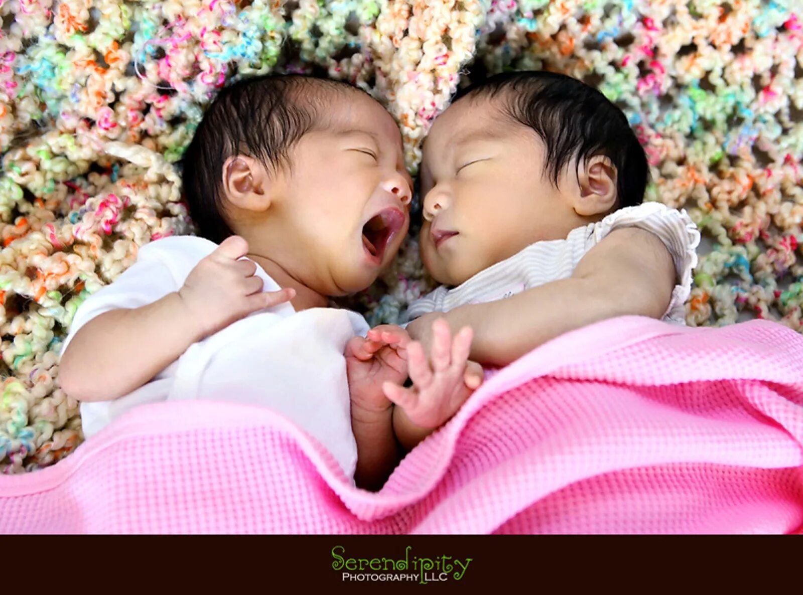 мальчики близнецы младенцы лежат. спящие мальчик и девочка. спящие мальчики братья. сон ребенка. двойняшки спят.