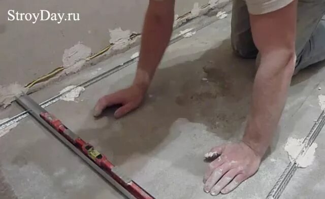 Как сделать стяжку под плитку в ванной. Как выровнять пол в квартире. смесь для выравнивания пола под ламинат. выравнивание полов с перепадом 3 сантиметра. последствия недосохшего ровнителя для пола в ванной под плитку.