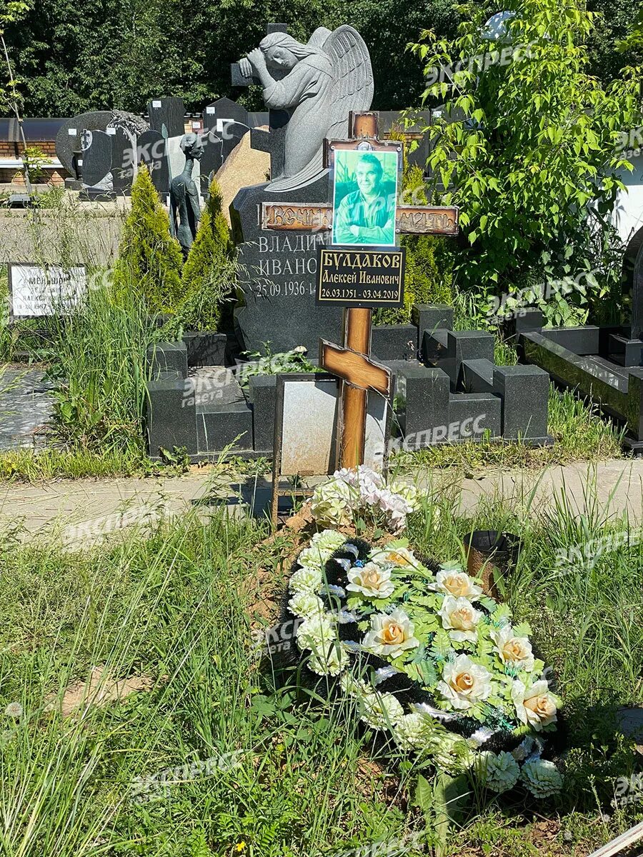 Звезде фильма "Особенности национальной охоты" за два года не поставили памятник