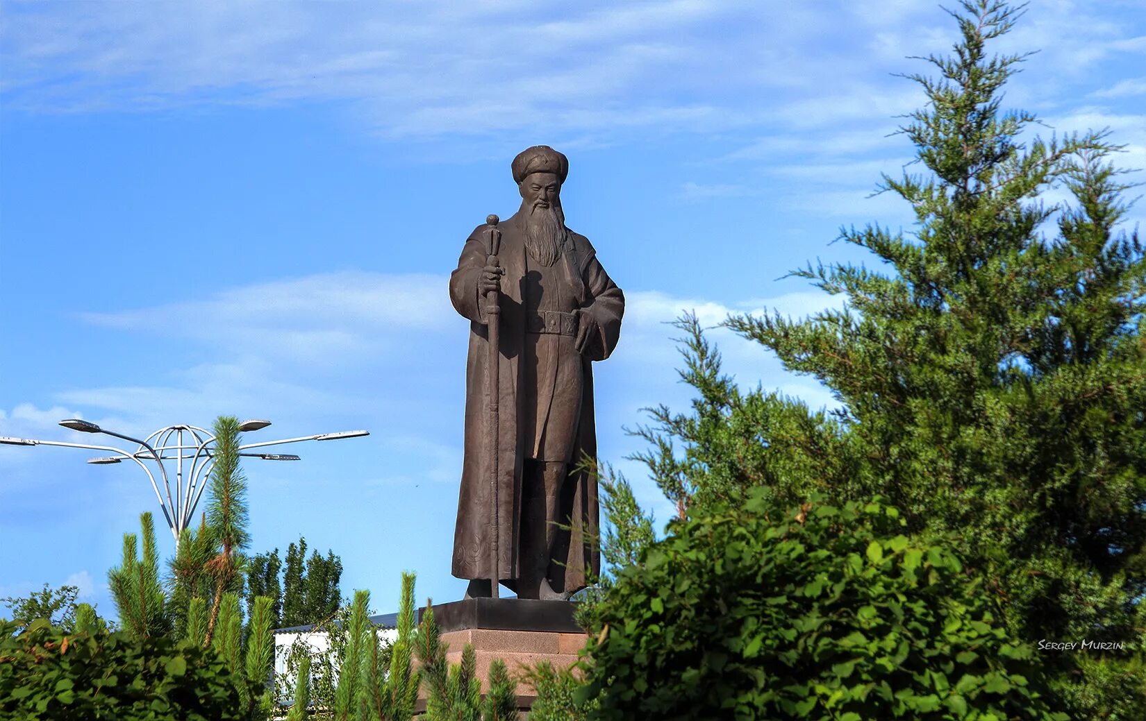 Толе би памятник. Памятник Казыбек би. Толе би Айтеке би и Казыбек би. Город Ленгер статуя Толе би.