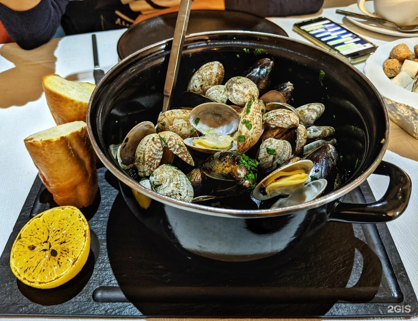Оустер устричный бар. Lure oyster bar новокузнецкая. Устричный бар белгород. Фуд сити устрицы. Hard rock hotel madrid.