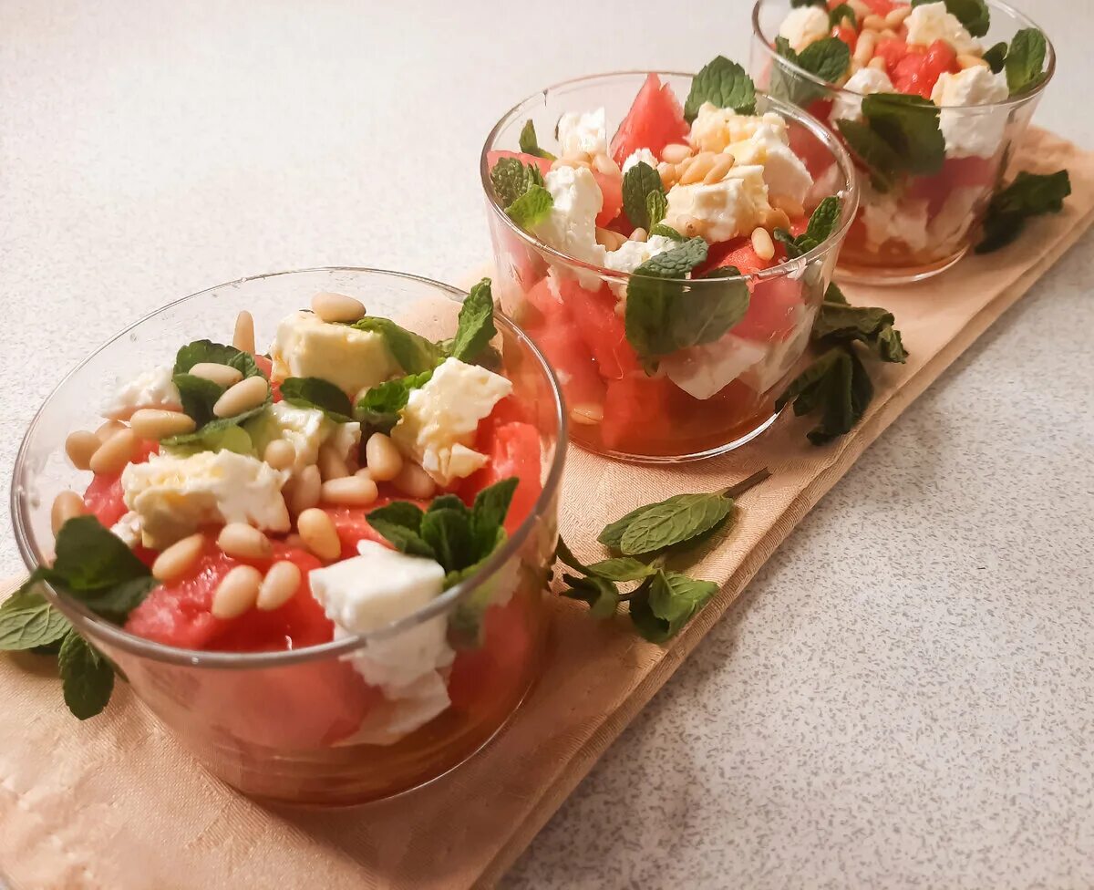 Веррины с оливье. Салат в прозрачном стакане. Салаты в стаканчиках рецепты. Салат в бокале. Салат в стакане.