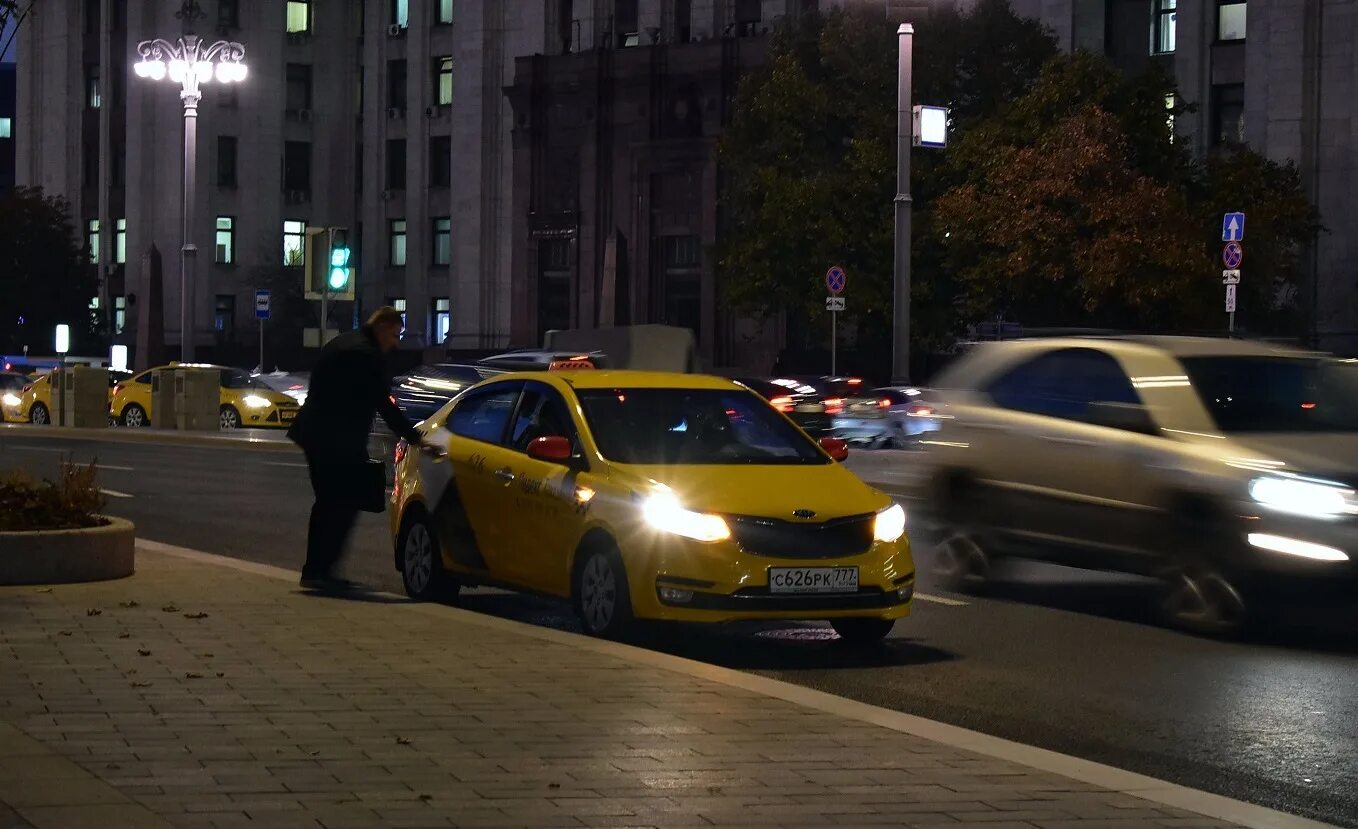 Пьяное такси по городу. Такси ночью. Ночная Москва такси. Такси вечером. Такси ночной город.