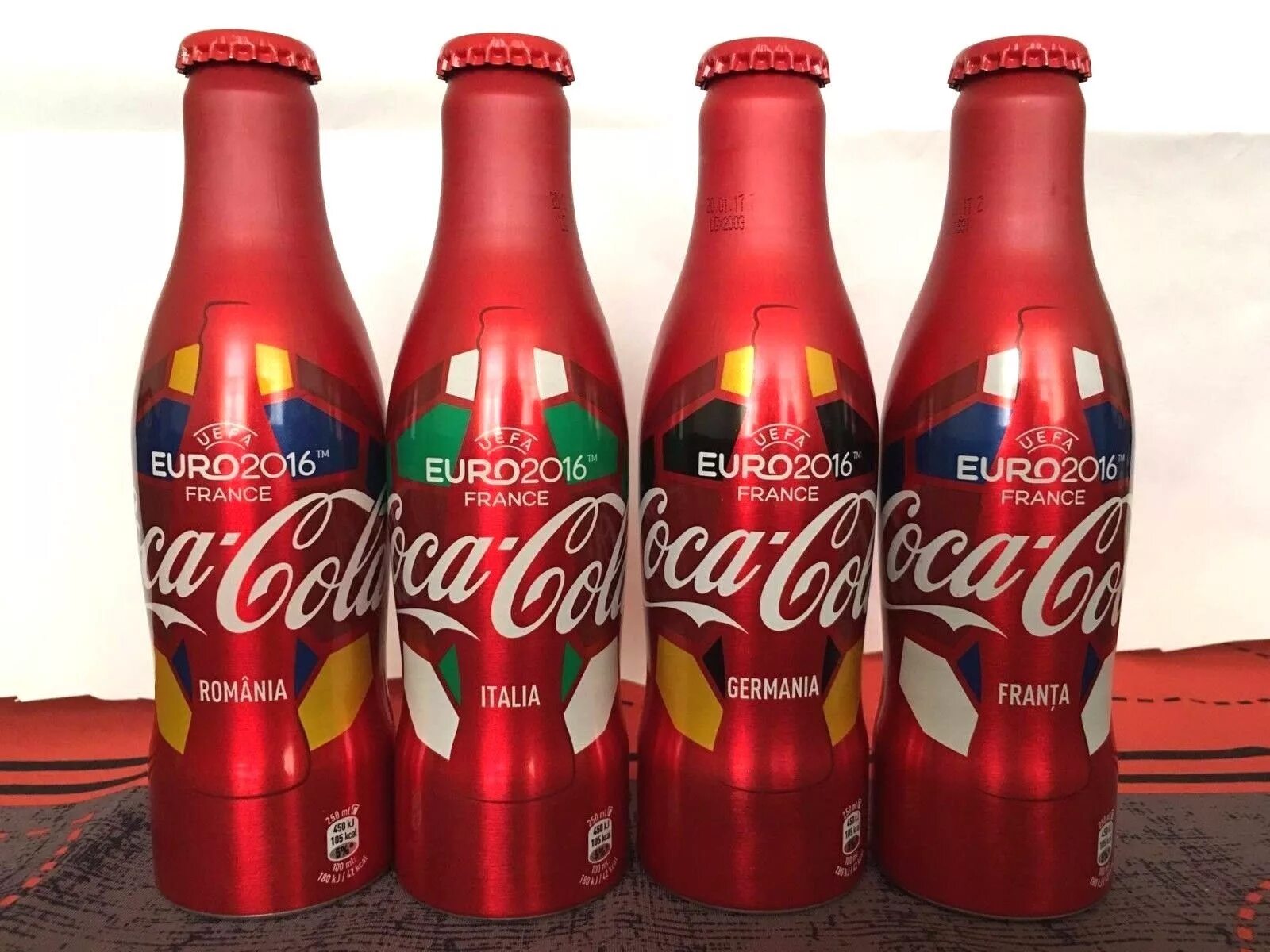 Кока кола евро. Кока кола евро 2016. Объем бутылки колы. Объем Кока колы в бутылке. Какие похожие напитки