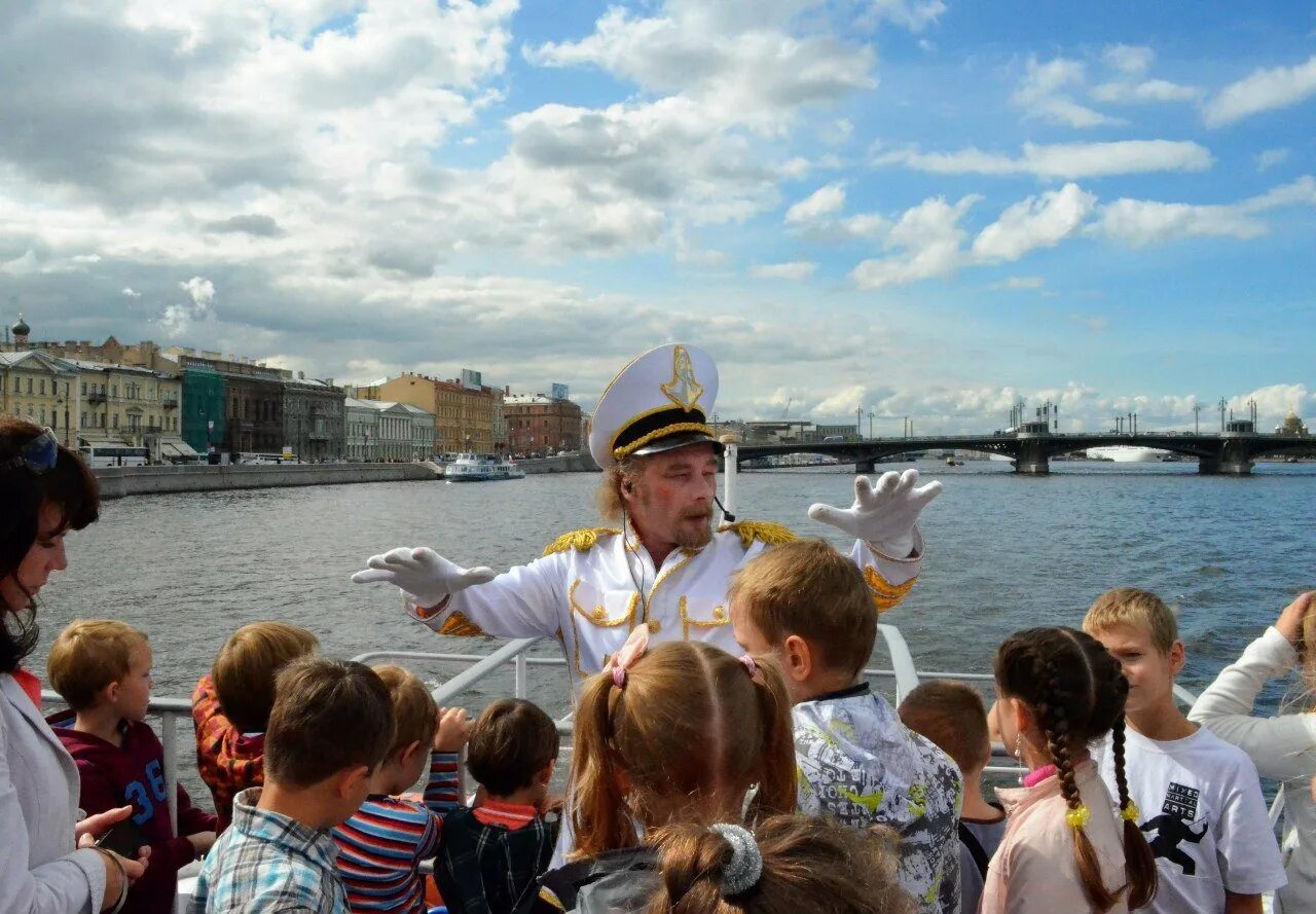 Питер теплоходные экскурсии. Прогулка на теплоходе по Неве в Санкт-Петербурге. Теплоход Санкт-Петербург экскурсии по Неве. Санкт петербургский театр на неве