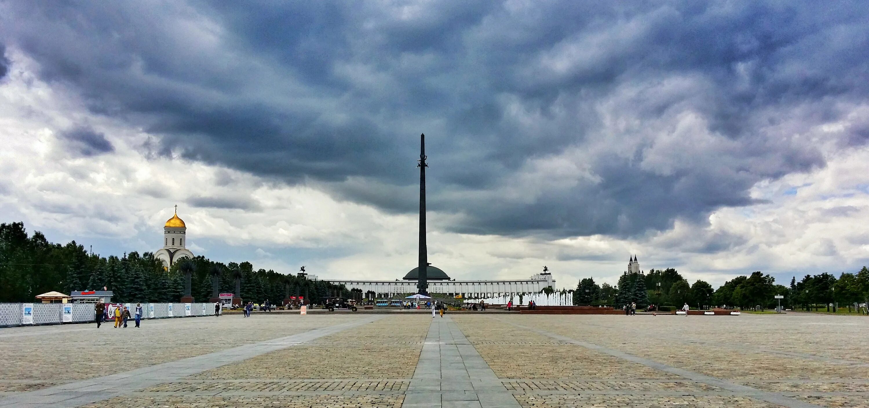 Мемориал в парке победы на поклонной. Парк Победы Поклонная гора. Парк Победы на Поклонной горе Москва. Мемориальный комплекс на Поклонной горе в Москве. Площадь Победы в Москве Поклонная гора.