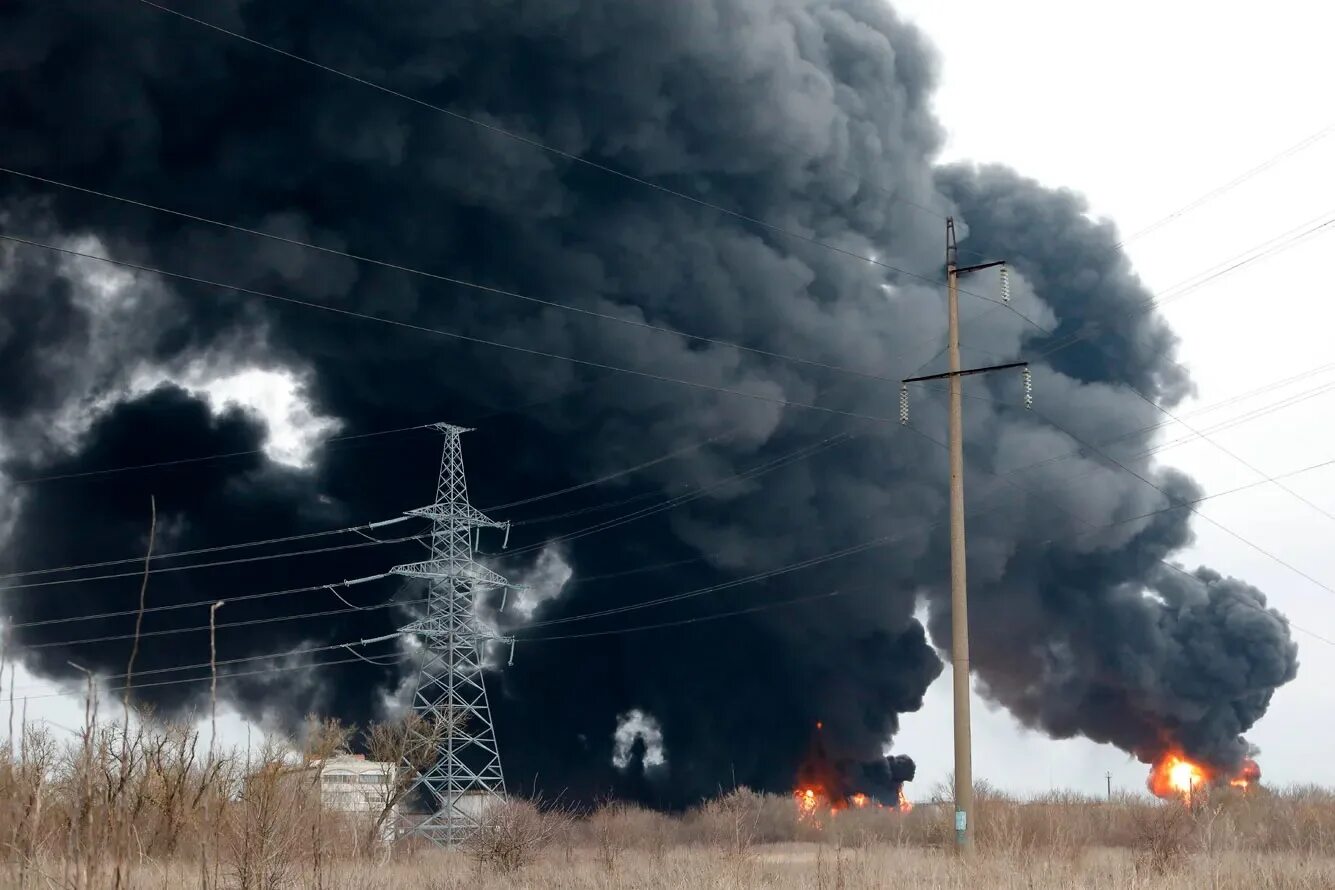 Нападение сегодня на белгородском. Белгород Нефтебаза взрыв. Белгород обстрел Белгородской нефтебазы. Белгород вертолеты Нефтебаза взрыв. Пожар на нефтебазе в Белгороде.