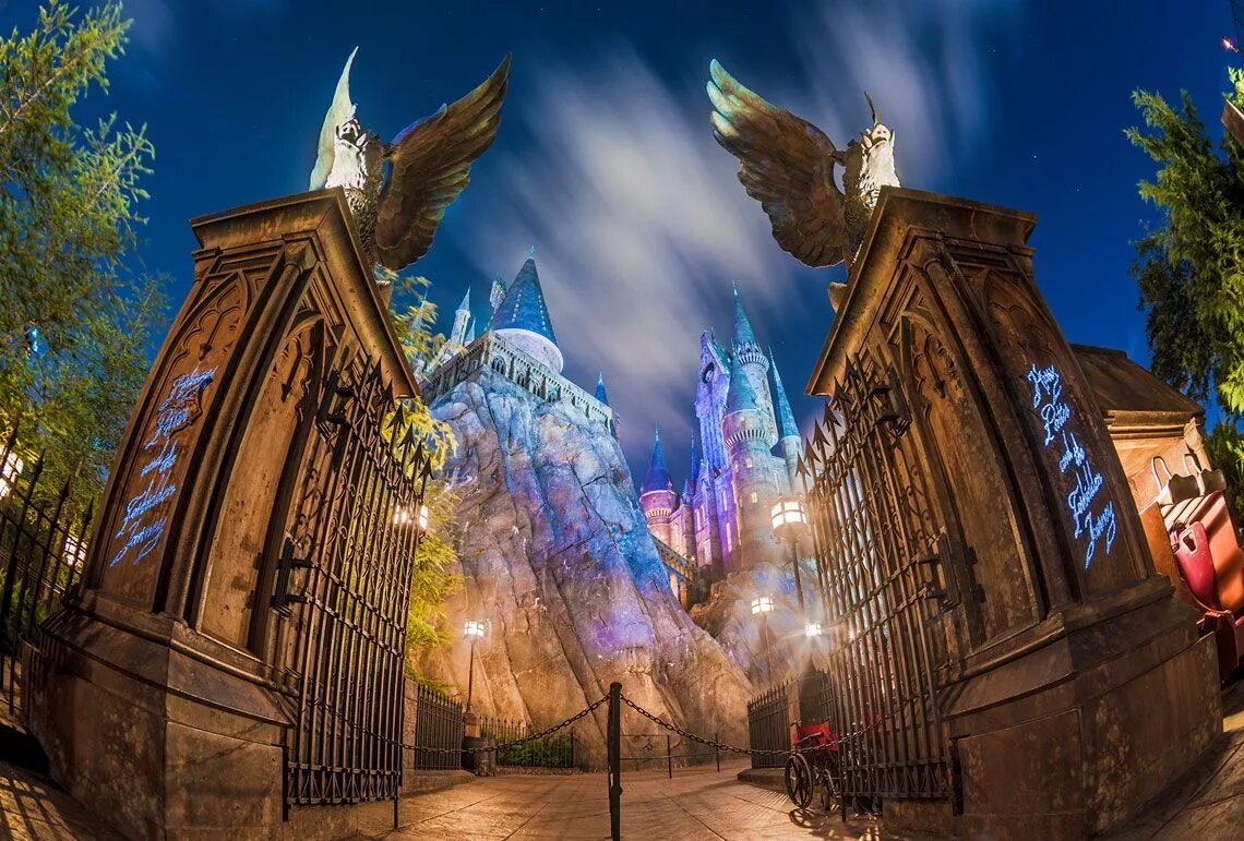 Визардинг ворлд гарри поттер. Гарри поттер хогвартс коридоры. Орландо флорида хогвартс. Гарри поттер хогвартс двери. Выручай комната из гарри поттера.